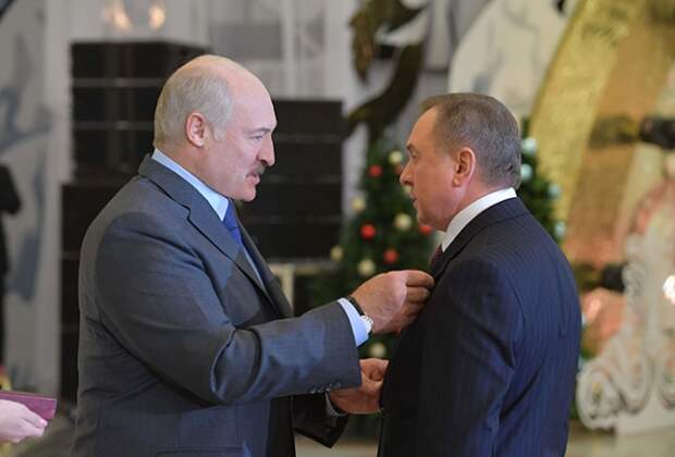 Александр Лукашенко вручает орден Отечества III степени Министру иностранных дел Беларуси Владимиру Макею, 11 января 2019 года