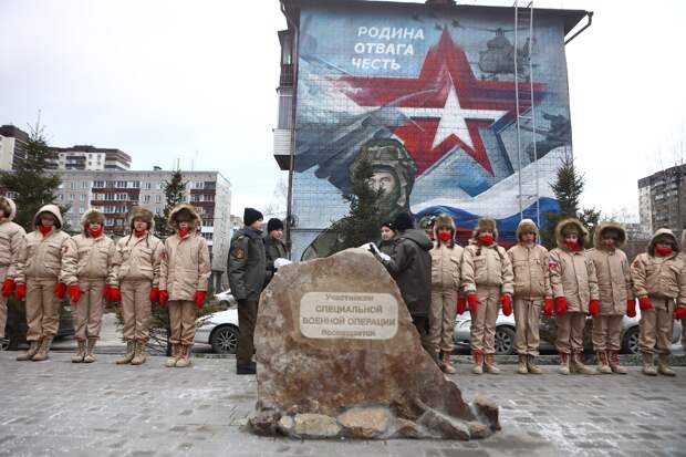 Мурал в честь бойцов СВО и мемориальный камень открыли в Новосибирске