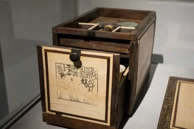 Шкатулка для косметики принадлежащая виночерпию Кемени. \ Фото: ida2at.com.