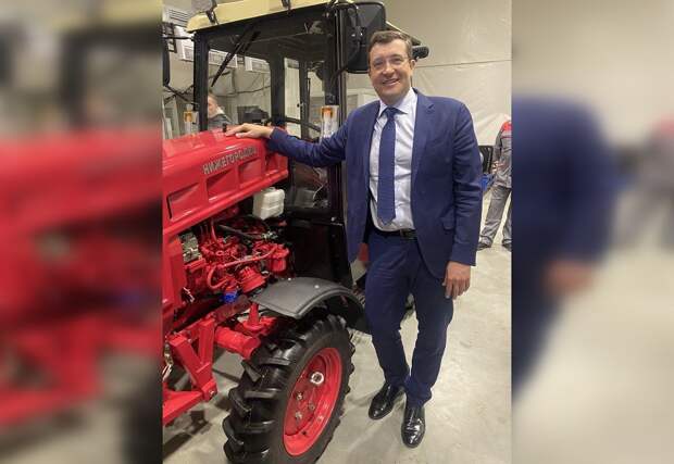 Глеб Никитин сфотографировался с трактором «Нижегородец»