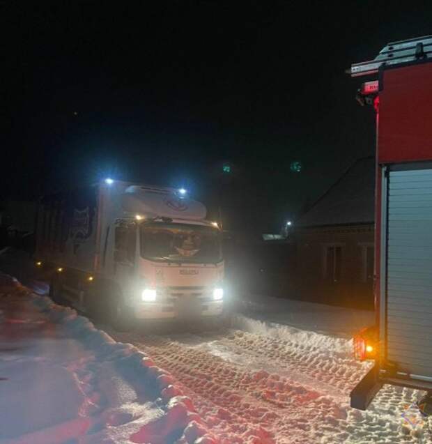 17 выездов за сутки: спасатели Могилевской области вытаскивали автомобили из снежных заносов.