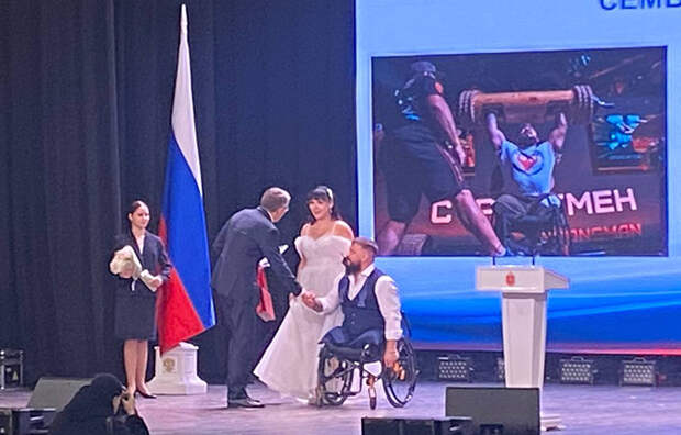 Дмитрий Миляев вручил награды тульским семьям участников СВО