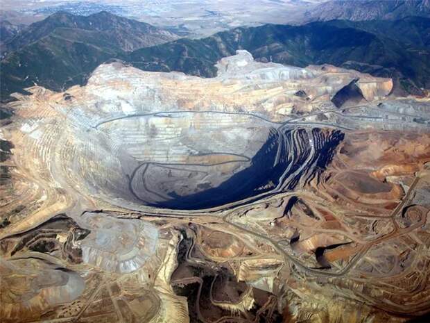 Шахта Тау-Тона («Золотой лев»)– самая глубокая шахта в мире. Она уходит вглубь земли на 5000 метров, где шахтеры добывают руду с самой высокой концентрацией золота – 9 грамм на 1 тонну. Расположен этот огромный комплекс в паре десятков километров от Йоханнесбурга.