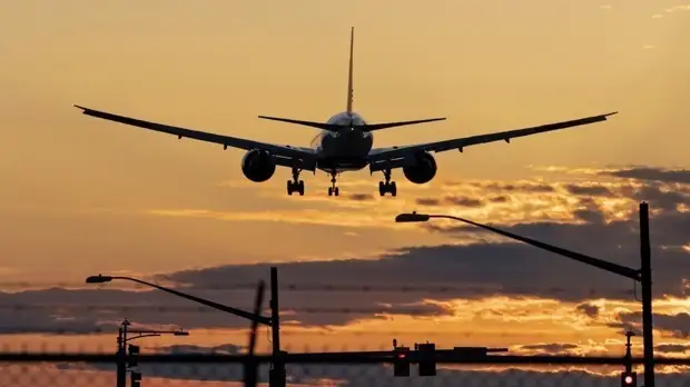 Летевший в Москву лайнер экстренно сел в Перми из-за сообщения о бомбе