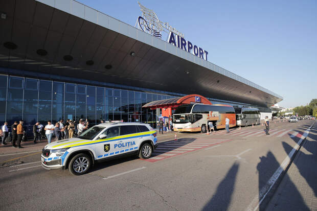 TV6: в молдавском аэропорту группе людей, летевших в РФ, не дали покинуть страну