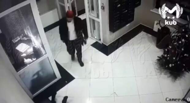 Еще один неадекват в Краснодаре! Избиение в элитном ЖК: хулигана ищут