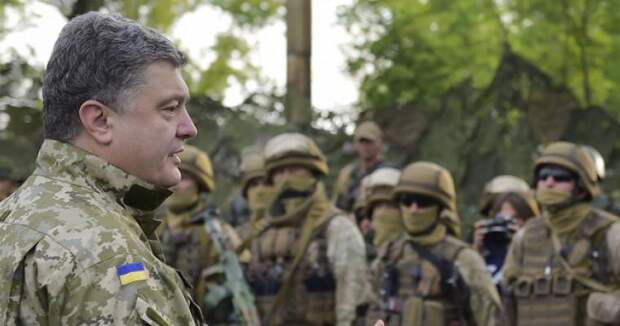 Президент Украины Петр Порошенко и украинские военные в новой форме