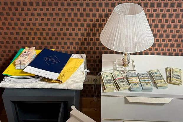 НАБУ начало обыски у окружения Зеленского, пока тот летит в США