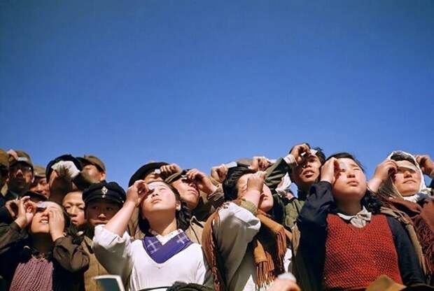 Японцы наблюдают за солнечным затмением, 1949 г.