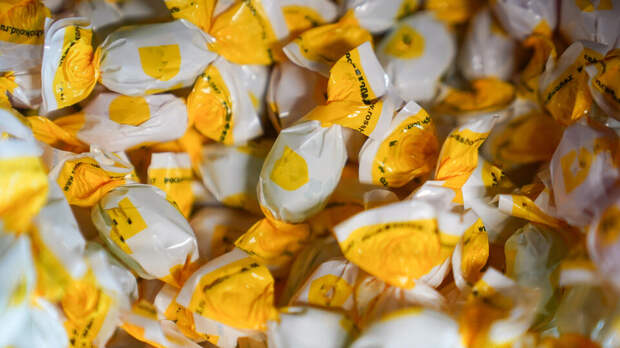 Мужчина маскировал нафталиновые шарики под конфеты и прятал их в детских книгах