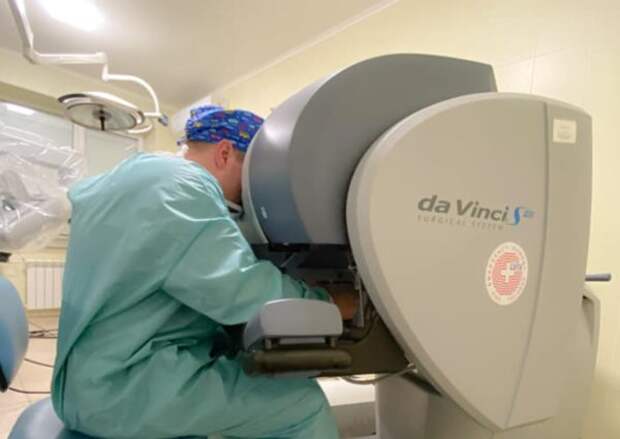 Специальный робот-врач Da Vinci во Львове сделал уникальную операцию 13-летней девочке