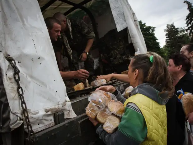 Мы молимся за Путина и русских: храбрая бабушка вернула воину ВСУ пакет с едой