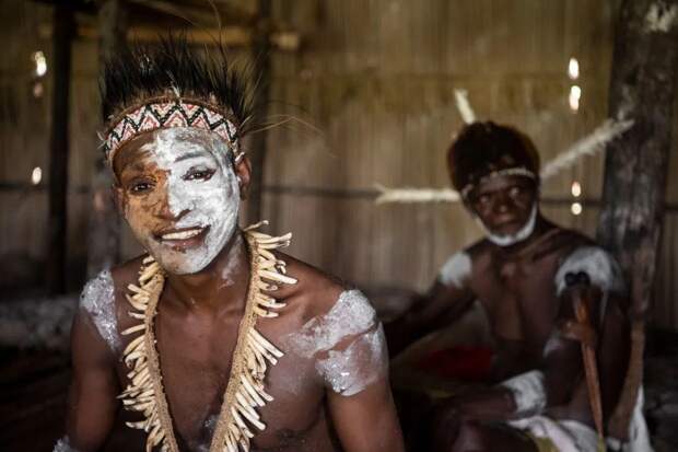 Племя людоедов изнутри: каннибалы из Новой Гвинеи