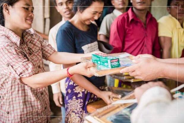 Жители Камбоджи получили гуманитарную помощь.