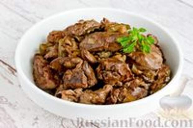 Фото к рецепту: Жареная куриная печень с луком и солёными огурцами