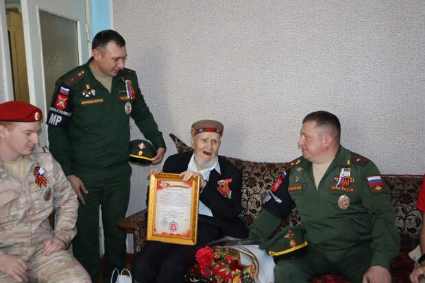 Военнослужащие военной полиции поздравили ветерана Великой Отечественной войны с 79-й годовщиной Победы