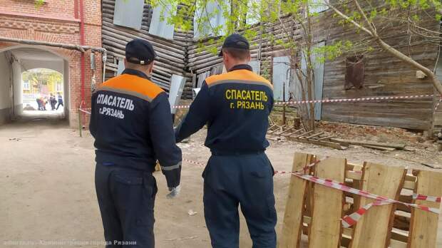 У расселённого дома в центре Рязани деформировалась стена