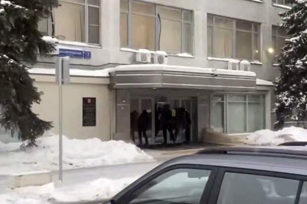 Вход в офис РКН заблокировали велосипедным замком на фоне блокировки Telegram