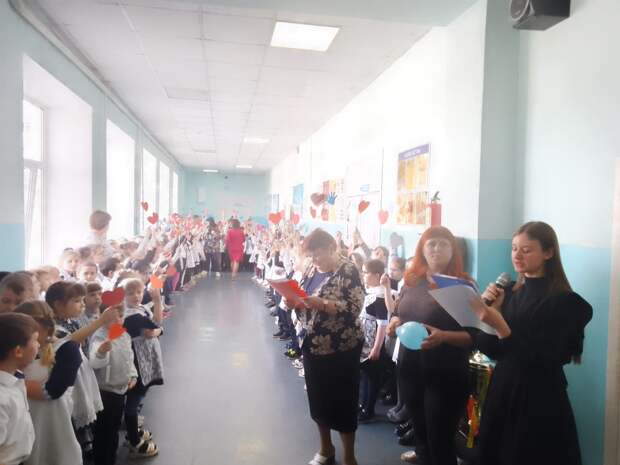 В школе № 8 г. Миллерово открыли Год атамана Матвея Платова и провели акцию «Зажги синим»