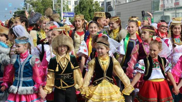Этих русских девочек почему-то совсем не оскорбляет, что башкиры в Башкортостане - "титульный народ"