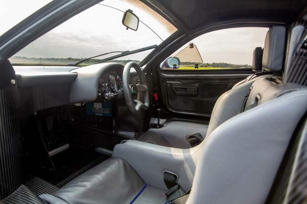 Первый в мире карбоновый суперкар Jaguar XJR-15