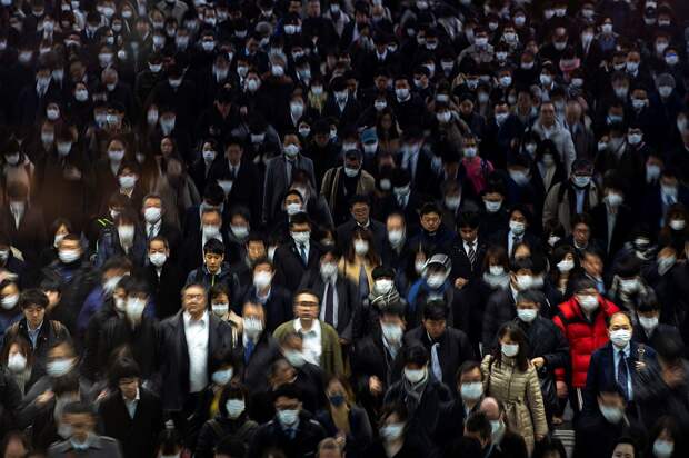 Прохожие в медицинских масках на оживленном перекрестке в Токио. Фото: REUTERS