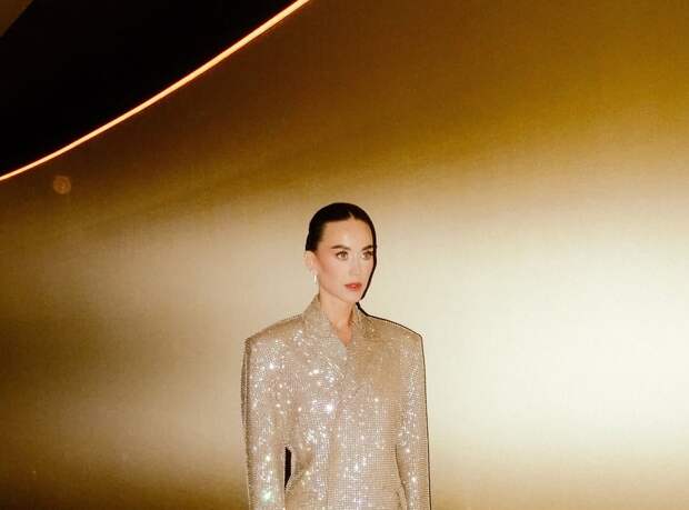 Певица Кэти Перри показала фигуру в сияющем золотом костюме