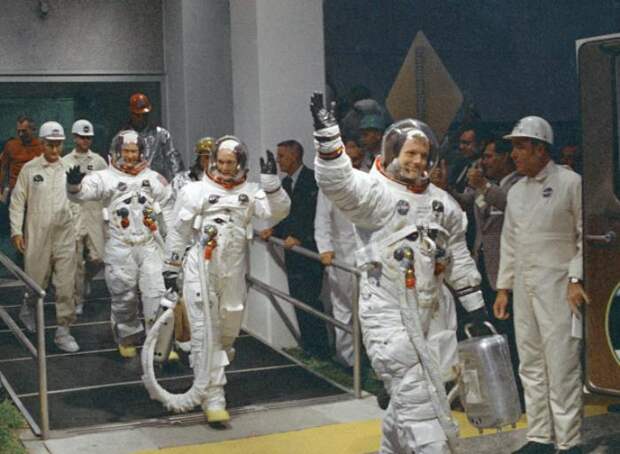 Экипаж перед вылетом, 6 июля 1969. Нил Армстронг машет рукой | Фото: fresher.ru