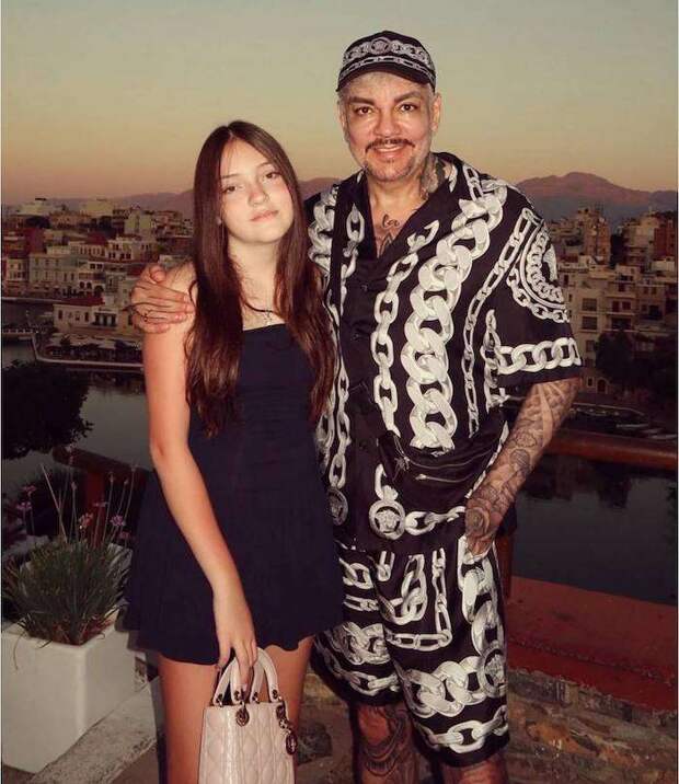 Филиппа Киркорова запечатлели в Греции с подросшей дочкой