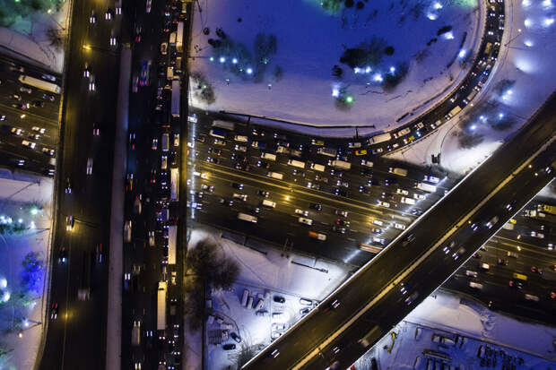 Baza: движение на участках МКАД парализовано из-за снегопада