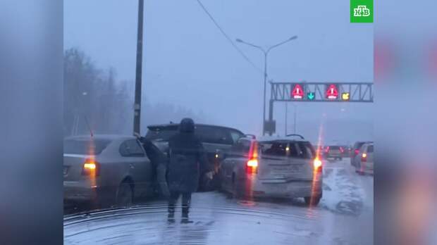 На трассе в Ленобласти столкнулись 16 машин