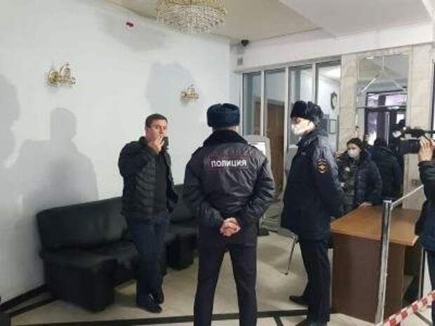 Меня задержали около здания саратовской областной думы несколько сотрудников полиции