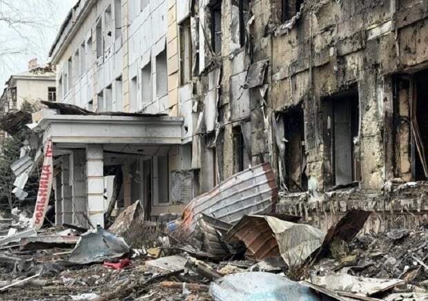 Вражеский снаряд вызвал сильные разрушения и пожар в здании больницы.