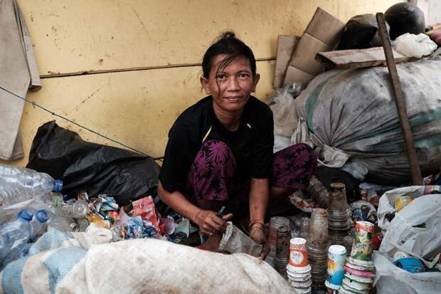 1. Эта женщина зарабатывает на жизнь, собирая мусор из пластика, сортируя его и отдавая на переработку бедность, джакарта, железная дорога, индонезия, нищета, репортаж, трущобы