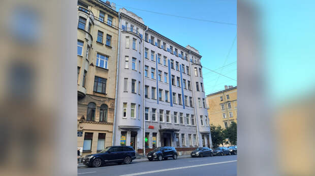 В этом дореволюционном доме на улице Полозовой (СПб) у Берковичей просторные хоромы. Фото © 2gis
