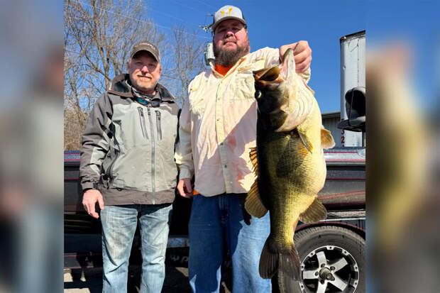 Мужчина поймал «посланную Богом» рекордную рыбу