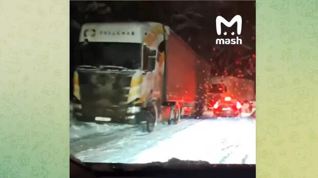 Москва и Подмосковье встали в многокилометровых пробках из-за снегопада