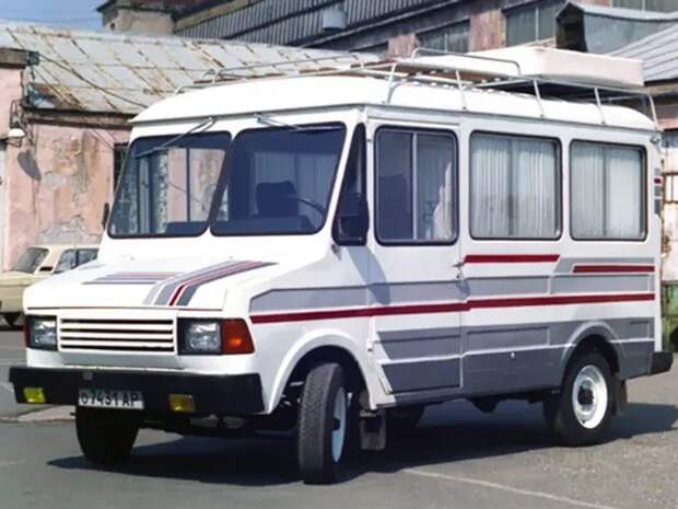 1988 год, ЕрАЗ-37307 «Автодача». Вот в таком виде машина всё-таки попала на конвейер – устарев почти на 20 лет, угодив в самое жерло перестройки. Существовало более 20 модификаций машины. Данная модификация была по сути советским «караваном» для дальних путешествий.