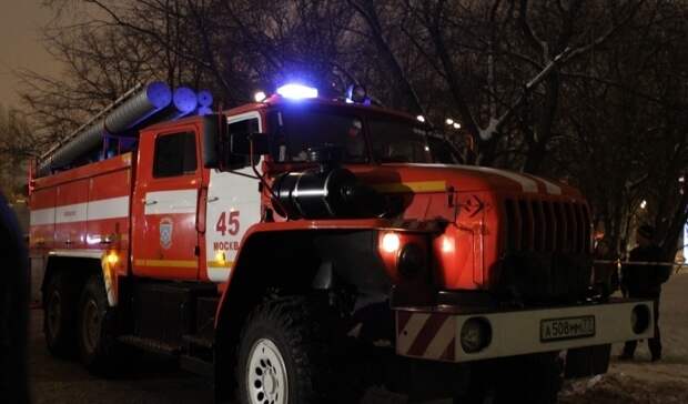 Во время ночного пожара в жилом доме Оренбурга эвакуировали 8 человек