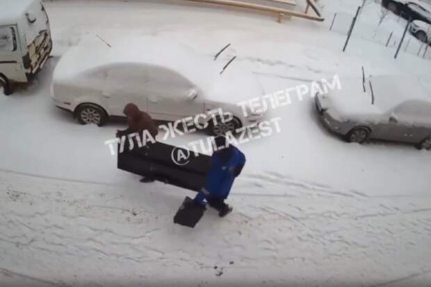 В Щекине двое мужчин украли подъездную дверь