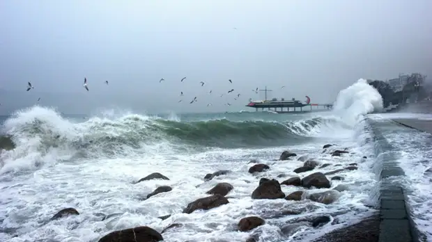 В Крыму из-за непогоды МЧС объявило режим повышенной готовности
