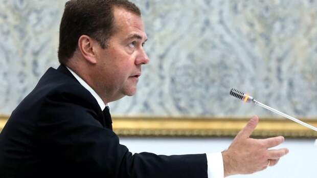 Даже если не сегодня… Медведев посоветовал чиновникам думать о будущем и мечтать