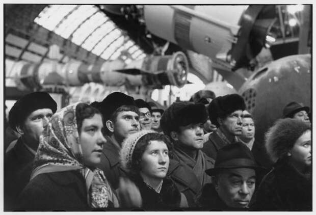 Группа посетителей в космическом павильоне ВДНХ. СССР, Москва, 1972 год.