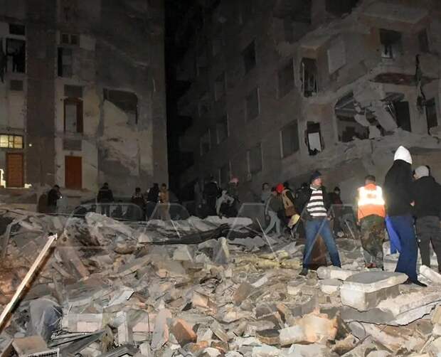Yeni Şafak: в нескольких регионах Турции рухнули дома при землетрясении магнитудой 7,4