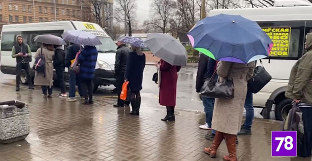 Эффект транспортной реформы? Огромную очередь на маршрутку заметили у метро «Балтийская»