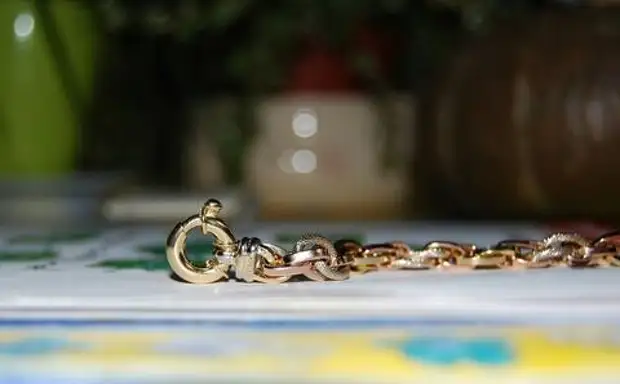 В Краснодарском крае мужчина украл у знакомой золотую цепочку