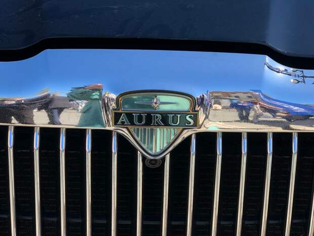 В Петербурге мини-грузовик врезался в дорогущий Aurus