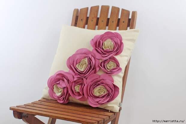 Красивые подушки с цветами из фетра. Идеи и мастер-класс (28) (700x466, 142Kb)