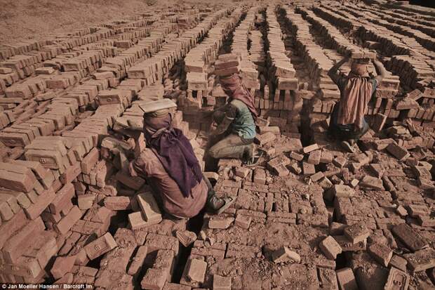 Тяжелый детский труд  на производстве кирпича в Непале