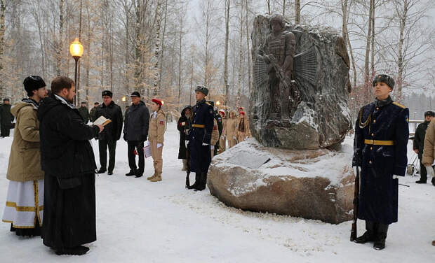 В городе Мирный торжественно открыли памятник Защитникам Отечества